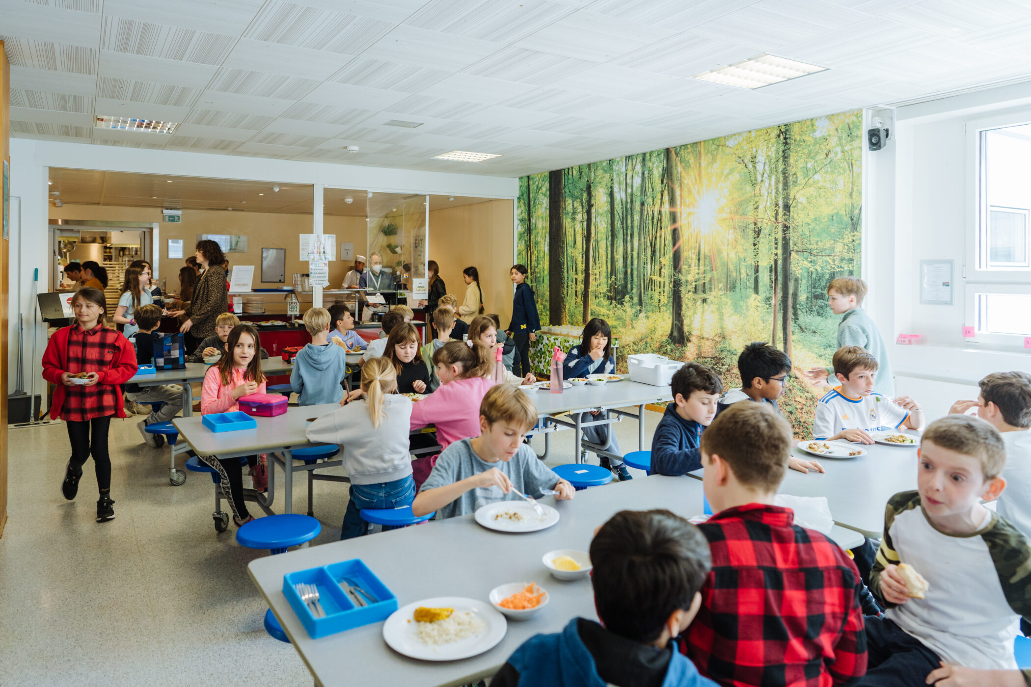 students eating lunch