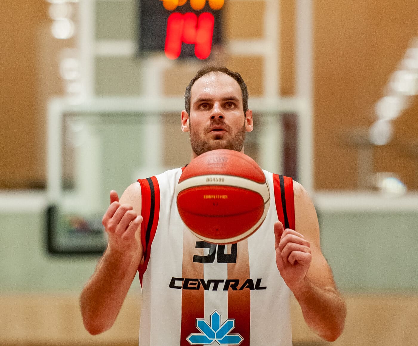 Stan Leemans’s hand gripping a basketball, showing focus and concentration.