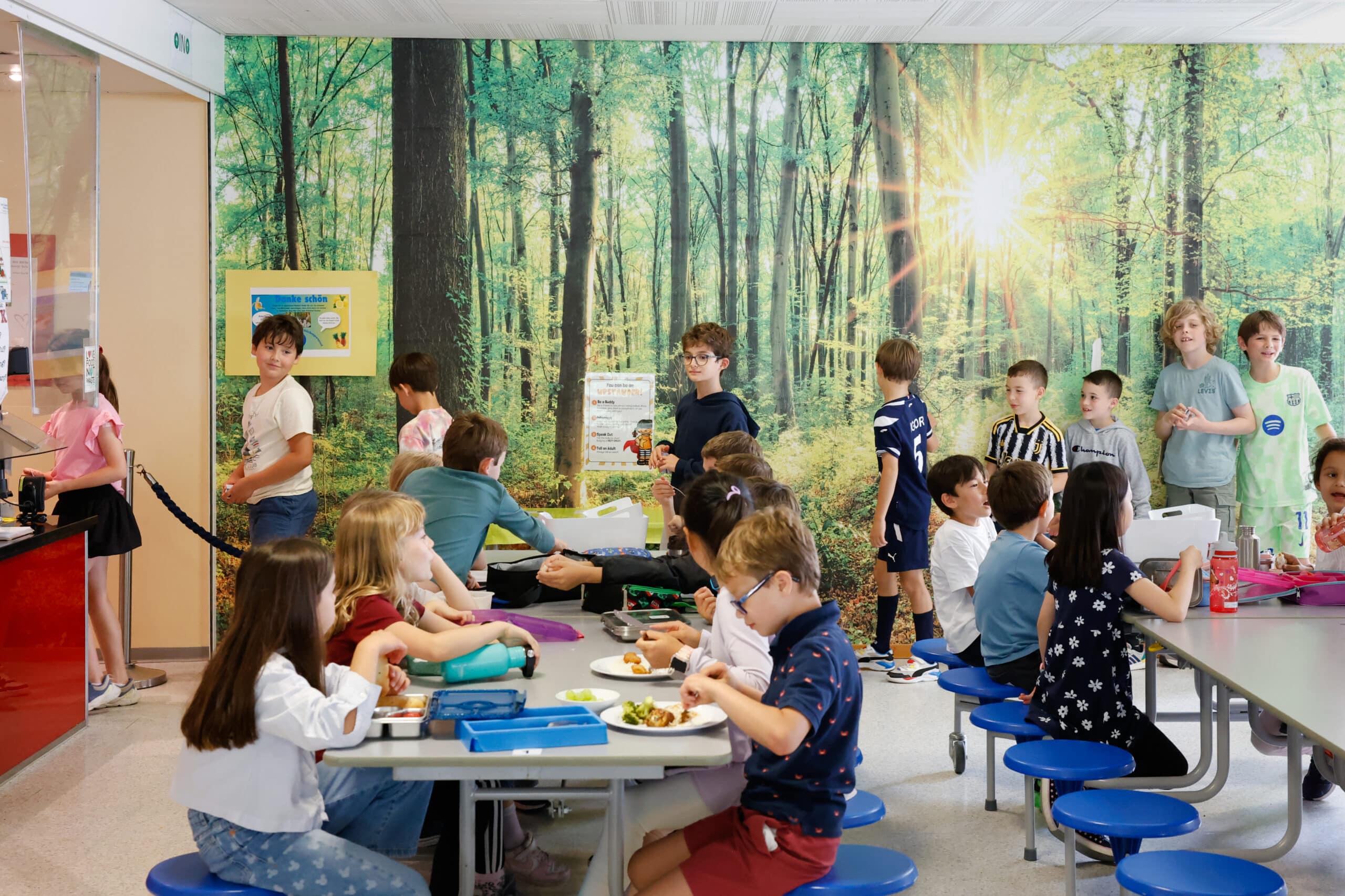primary students eating lunch